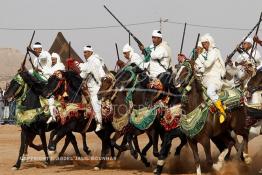 Image du Maroc Professionnelle de  Course typiquement marocaine dite ''la Fantasia'' organisé dans un site désertique sur lequel la ville de Tan Tan a toujours accueilli la majorité des tribus et des grandes familles nomades du désert lors d'un grand moussem, Samedi 24 Mars 2012. (Photo / Abdeljalil Bounhar)

 